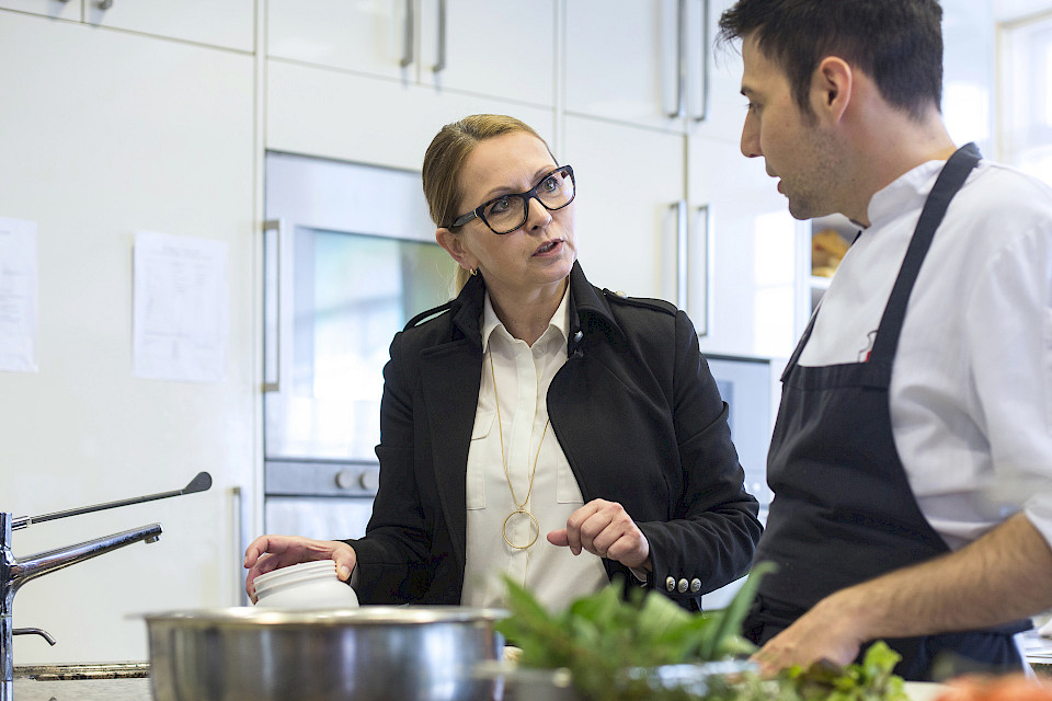 Möglichkeiten einer gesunden Ernährung werden mit dem Küchenpersonal erörtert.